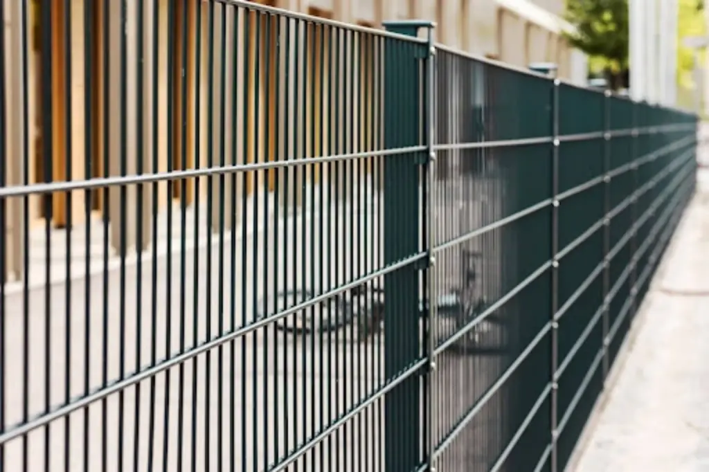 Секционные заборы: виды, преимущества и рекомендации по установке